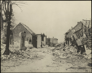 845 Een ruïnefoto van Ammerzoden gemaakt vlak na de Tweede Wereldoorlog. De opname is gemaakt in de Voorstraat