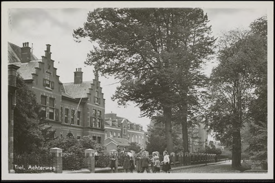 A4.17 Van links naar rechts: Burger-Weeshuis, Bethesda ziekenhuis en de Christelijke School. Spelende kinderen op straat