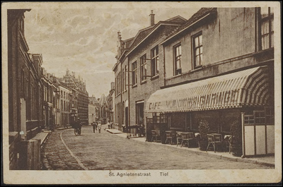 A8.11 Straat met herenhuizen, kantoren, Café, Postkantoor en St. Caecilliakapel; rechts Café Mulders Garage met terras ...