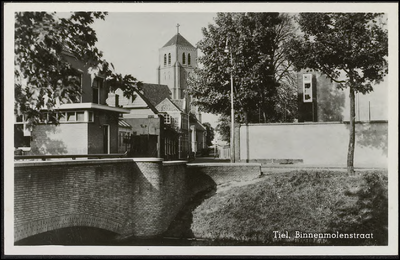 B 7.6 Binnenmolenstraat vanaf de Hucht gezien met brug, links een muur.