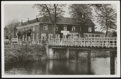 D 2.5 De brug over de Linge, met zicht op de zijkant van het hotel restaurant. Op de hoek de ANWB wegen boorden. Kaart ...