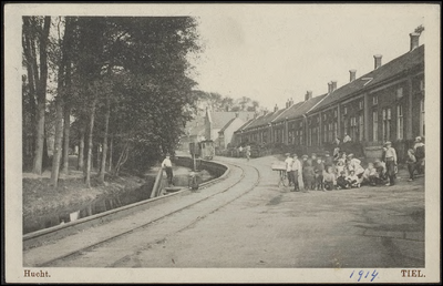 H 18.6 Hucht te Tiel, met tramrails en stoomtram. Kaart verzonden door J. de Vries. uit Tiel naar S. de Vries in ...