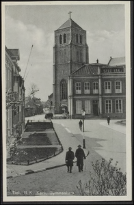 K1.5 Vooraanzicht van het Gymnasium en de St. Dominicuskerk, met vooraan de Chassestraat.