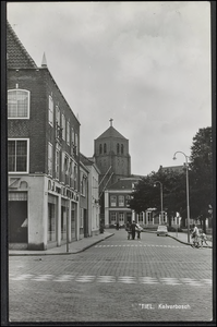 K1.7 Kalverbos Tiel, vanaf de Hoogeindsestraat gezien. Links de zaak van D.J. van Lienden & Zn.