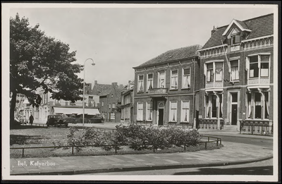 K 2.38 Links het plantsoen en rechts de huizen van het Kalverbos met zicht op Café-restaurant-hotel Parkzicht. In het ...