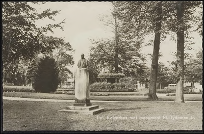 K 4.9 Het Monument M. Tydeman Jr., op console staat in het plantsoen Kalverbos in Tiel. Op de achtergrond de fontein en ...