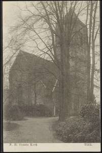 K 15.4 Op de voorgrond de hoofdingang met verlichting en op de achtergrond de toren.