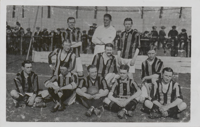 M 10143 Kampioenselftal voetbalvereniging Theole. Staande: W.J. Tolhuisen, J. van Dalen, Le Fevre, knielend: Van de ...