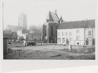 M 10869 Rechts huizen aan de Kerkstraat. In het midden de Lutherse kerk. Op de achtergrond links de St. Maartenskerk.