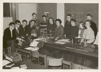 M 11559 Een klassefoto van de zesde klas gymnasium B in 1966. Samen met de leerlingen op de foto mevrouw ir. M.J. van ...