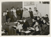 M 11560 Een klassefoto van leerlingen samen met een leraar aan het stedelijk gymnasium in Tiel