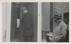 M 11577 Voor de laatste keer wordt de deur gesloten van het HBS-gebouw aan het Sint-Walburg in 1930 door de directeur ...