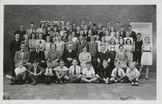 M 11584 Afscheidsfoto van de heer Buisman (rector 1933-1943) door docenten en leerlingen van het Stedelijk Gymnasium te ...