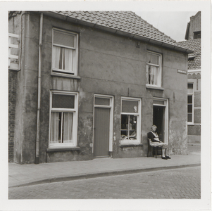 M 11668 Groentehandel Versteeg, hoek Binnenmolenstraat/Kromme Elleboog, juli 1963. Op de stoel zit mevrouw Versteeg senior
