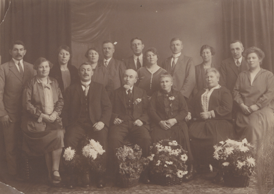 M 11833 Groepsfoto van de familie Hesse (moederskant van Jan den Haan sr.), Groningen circa 1890