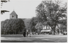M 11967 Het marktplein in Beusichem met op de achtergrond de kerk