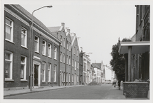 M 12000 De Ambtmanstraat met rechts de entree van het gemeentehuis en links de gevelwand tot aan de Kerkstraat