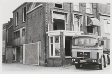 M 12035 De bewoning naast het kantoor van de jamfabriek De Betuwe aan de Grotebrugse Grintweg, de hoek aan de rechterzijde