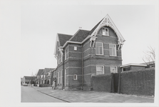 M 12044 School B aan de Binnenweg. Sinds 1950 werd deze school aangeduid als AII. In de hoofdenwoning startte in 1944 ...