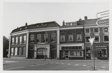 M 12050 De kruising Grotebrugse Grintweg, Hoveniersweg met het taxibedrijf Briene, kapsalon B. Jansen en de wijkwinkel