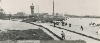 M 1393 Vanaf de Tolhuiswal heeft men een mooi gezicht op den Havendijk en de Waal. Op de achtergrond steekt de Tielsche ...