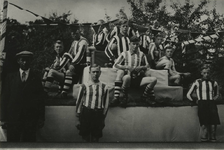 M 1472 Voetballers van de voetbalvereniging Theole, waarschijnlijk jaren dertig vorige eeuw
