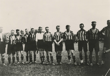 M 1474 Voetballers van de voetbalvereniging Theole, waarschijnlijk jaren dertig vorige eeuw