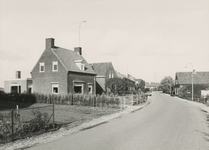 M 1585 Huizen aan de Dorpstraat in Drumpt. Rechts op de achtergrond de Sportparklaan