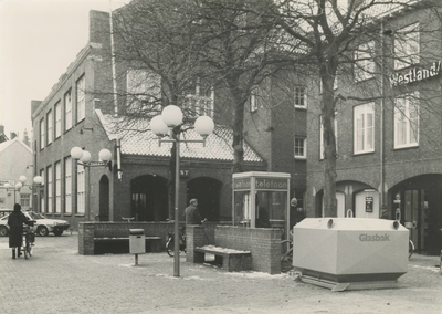 M 1625 Glasbak aan het Hoogeinde, op de achtergrond het voormalige Postkantoor