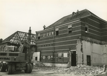 M 1628 Het oude schoolgebouw tussen de Bakkerstraat en de Binnenweg wordt gesloopt, de Prins Bernardschool van de heer ...