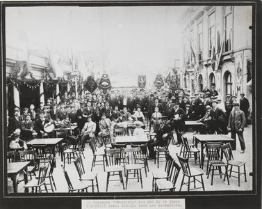 M 2216 Harmonieën poseren op Korenbeurs. Op de foto o.nder ander de Harmonie Crescendo die in de jaren 1910 - 1920 ...