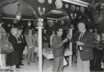 M 2466 Wethouder P. Stolk opent de eerste Marokkaanse winkel in Tiel. Het is bazar Chehrazad in de Tolhuisstraat