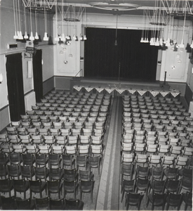 M 3383 De zaal van het Gustaaf Adolfgebouw. De foto is genomen kort nadat de zaal een grondige opknapbeurt heeft gehad