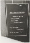 M 3434 Het roemloos einde van Hotel Corbelijn. Een bord geeft aan dat het hotel restaurant Corbelijn b.v. is opgeheven. ...