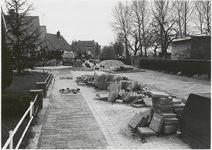 M 3622 Het eerste woonerf van de gemeente Tiel te Kapel-Avezaath de Hoge Hof wordt aangelegd. Het karwei is overigens ...