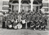 M 3738 Voor het Gerechtsgebouw poseert het Tambourkorps van de Koninklijke Tielse Vrijwillige Muziekvereniging