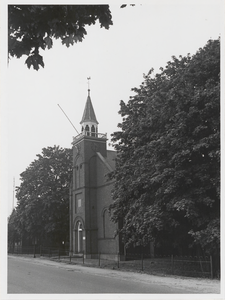 M 3747 Rechterzijaanzicht van de voorkant van de Nederlands Hervormde Kerk te Drumpt, aan de Burgemeester Meslaan
