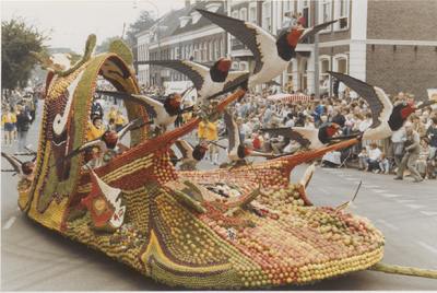 M 4098 De corsowagen van Buren: Zwaluwvlucht over de Betuwe . De foto is genomen op de hoek Prinses Beatrixlaan/Heiligestraat