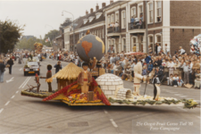 M 4108 De jeugdwagen van Geldermalsen: Betuws fruit de wereld rond . De foto is genomen op de hoek van de Prinses ...