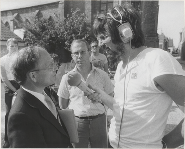 M 4204 Eventueel in de Kerkstraat intervieuwt een reporter van Vara lijn 3 dhr. J. Vonk, Raadslid voor de Partij van de ...