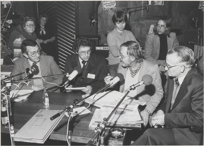 M 4233 Vanuit het jazzcafe de Beurs aan het Korenbeursplein wordt het Vararadioprogramma De Stoomradio uitgezonden. In ...