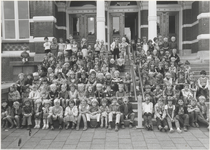 M 4477 148 kinderen mogen van de Stichting Jeugdtandverzorging Tiel voor het Gerechtsgebouw op de foto voor het feit ...