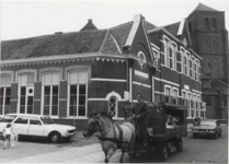M 4492 De St. Catharinaschool gelegen aan de Binnenmolenstraat. Links een gedeelte van het straatje de Kromme Elleboog. ...