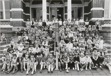 M 5066 Foto van schoolkinderen met een gaaf gebit op het bordes van het Gerechtsgebouw in Tiel. De schoolkinderen ...