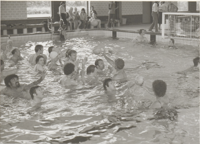 M 5149 Start zwemseizoen zwemclub geestelijk gehandicapten in Combibad Groenendaal. Na het eerste succesvolle ...