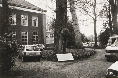 M 5265 Tuin Ambtmanshuis. Links een gedeelte van het voormalige pand Visser. Rechts op de achtergrond een gedeelte van ...