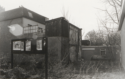 M 5378 Links op de foto de rechterzijkant en achterkant van het huis gelegen aan de Achterstraat 4. Rechts op de foto ...