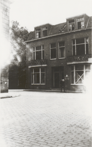 M 6038 Panden Hoogeinde/Ambtmanstraat . Links een gedeelte van een pand aan het Hoogeinde. In het midden panden aan de ...