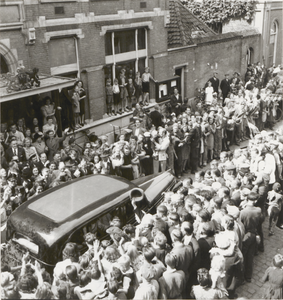 M 6225 Vertrek Koningin Juliana in Ambtmanstraat, vele mensen zijn komen kijken naar de Koningin die Tiel bezocht