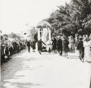 M 6256 Bevrijdingsoptocht tijdens Oranjefeest. De foto is genomen op de Stationsweg